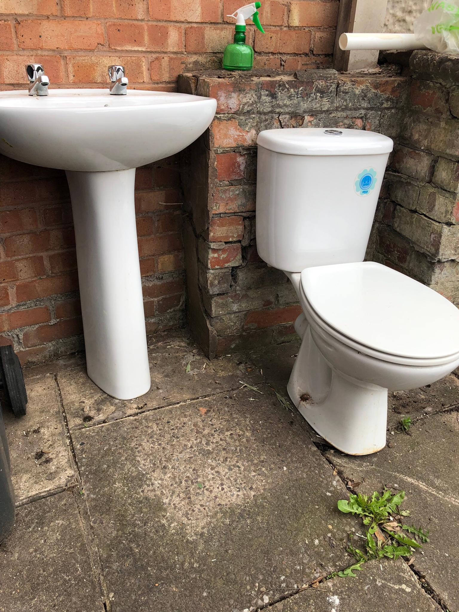 BAtHROOM Toilet and basin set £20 ROCA in B42 Birmingham for £20.00 for