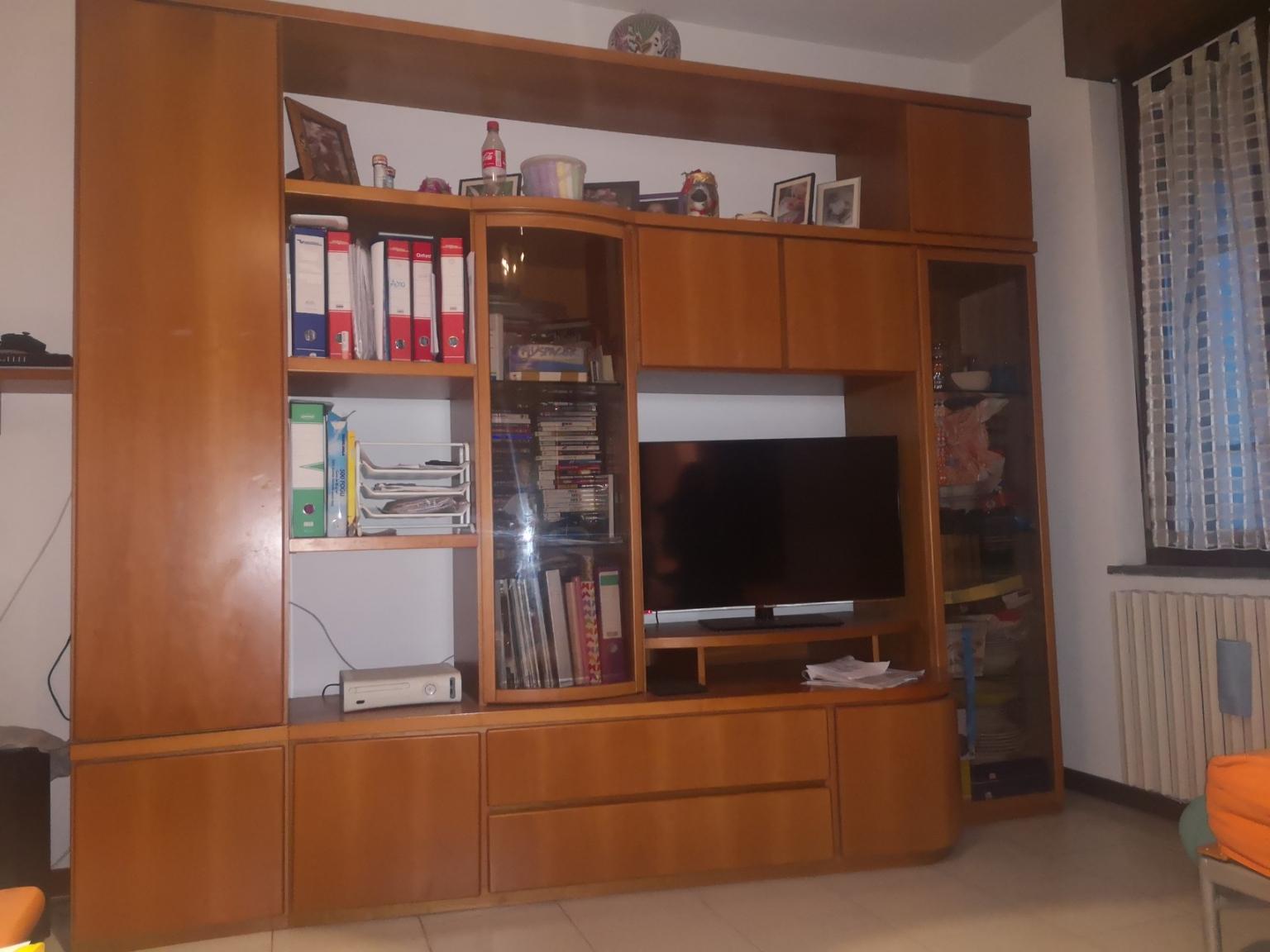 Soggiorno in ciliegio in 20019 Settimo Milanese for €350.00 for sale