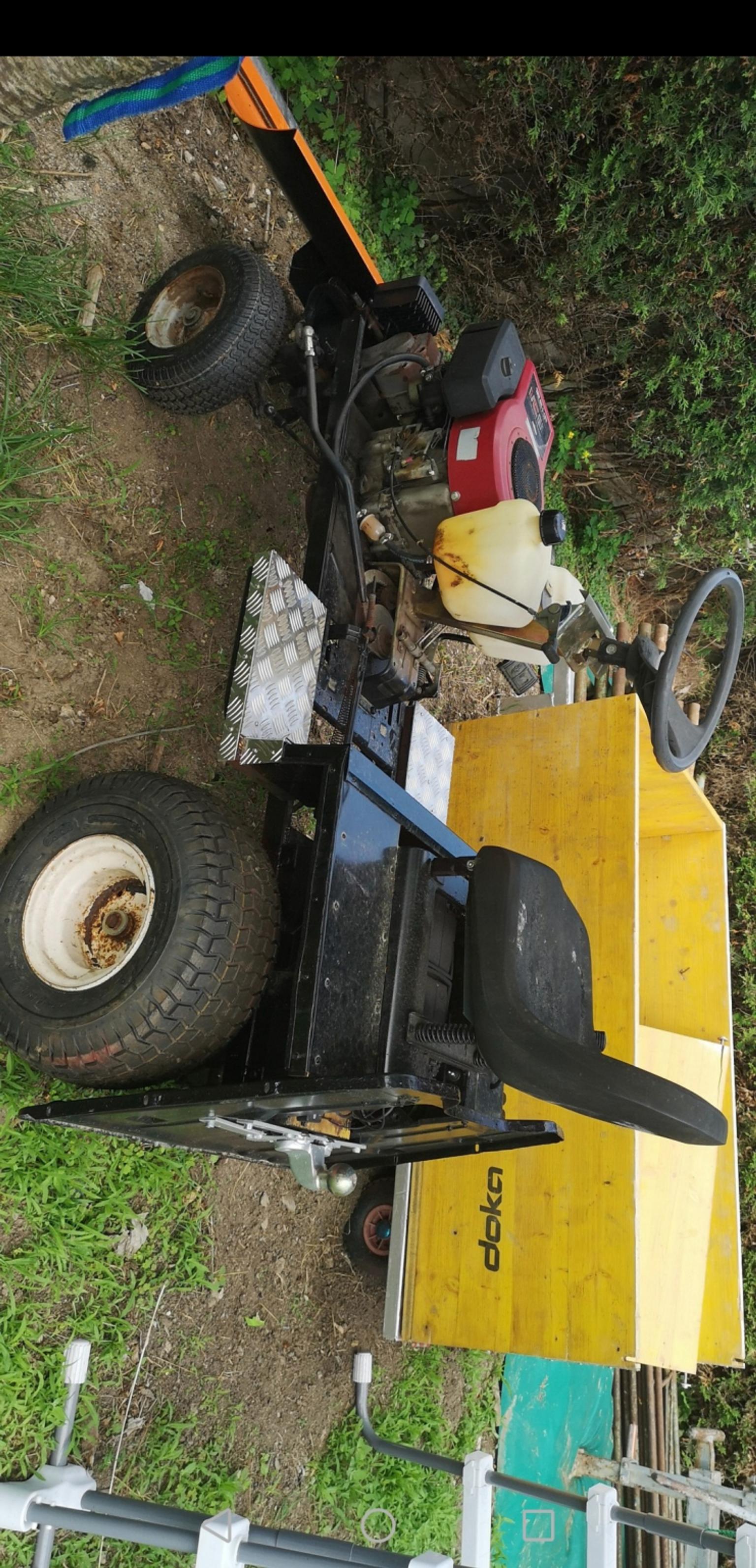 Kleiner Traktor mit Schneeschild und Hänger in 9433 Blaiken für € 350