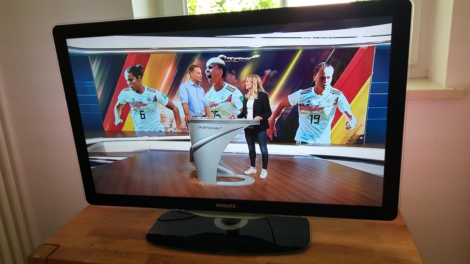 Philips LEDFernseher 37 Zoll TV Ambilight in 85461 Bockhorn für 100,00 € zum Verkauf Shpock DE