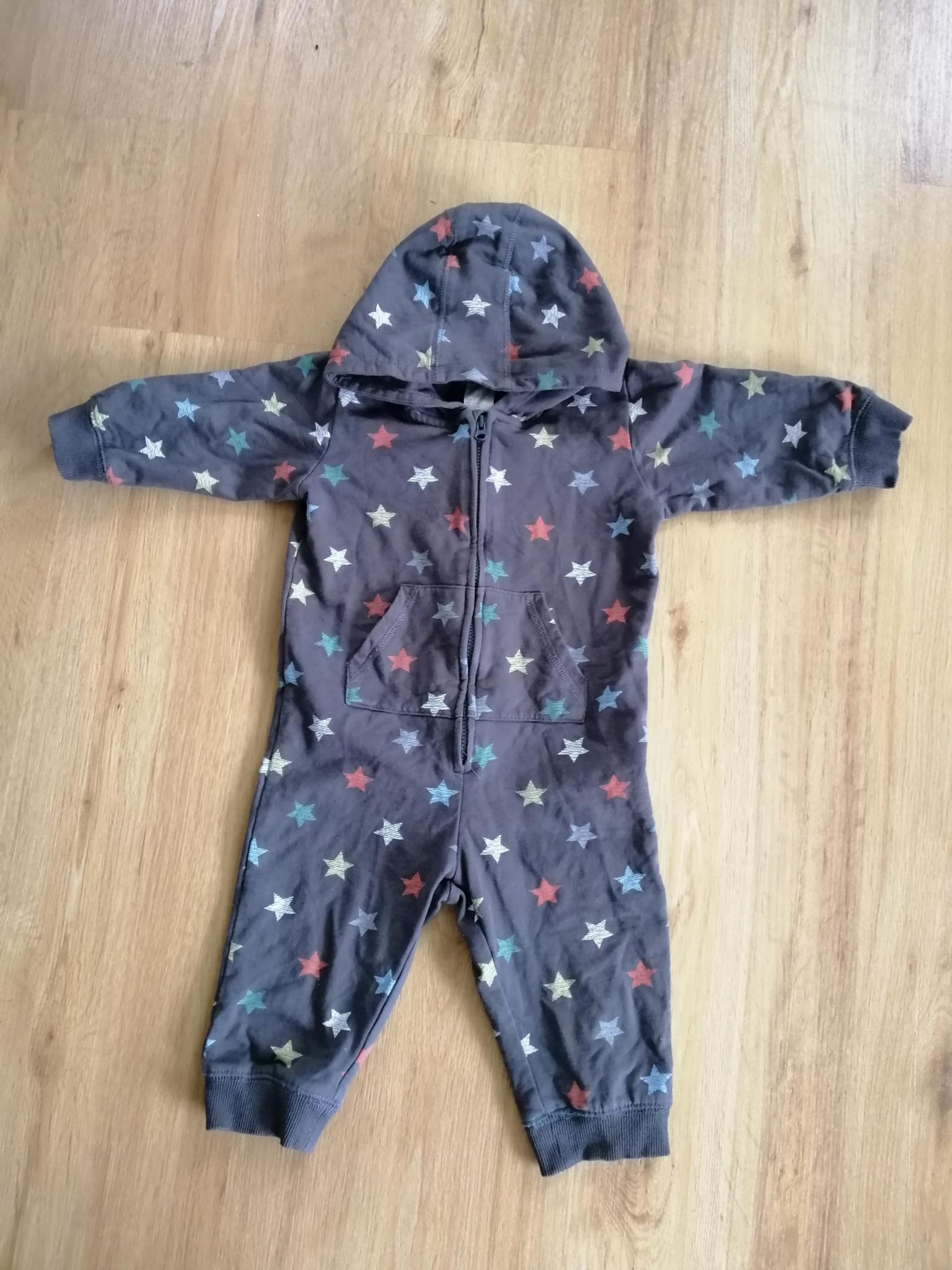 H&M Sweatoverall mit Kapuze Gr. 74 in 5132 Geretsberg für € 5,00 zum