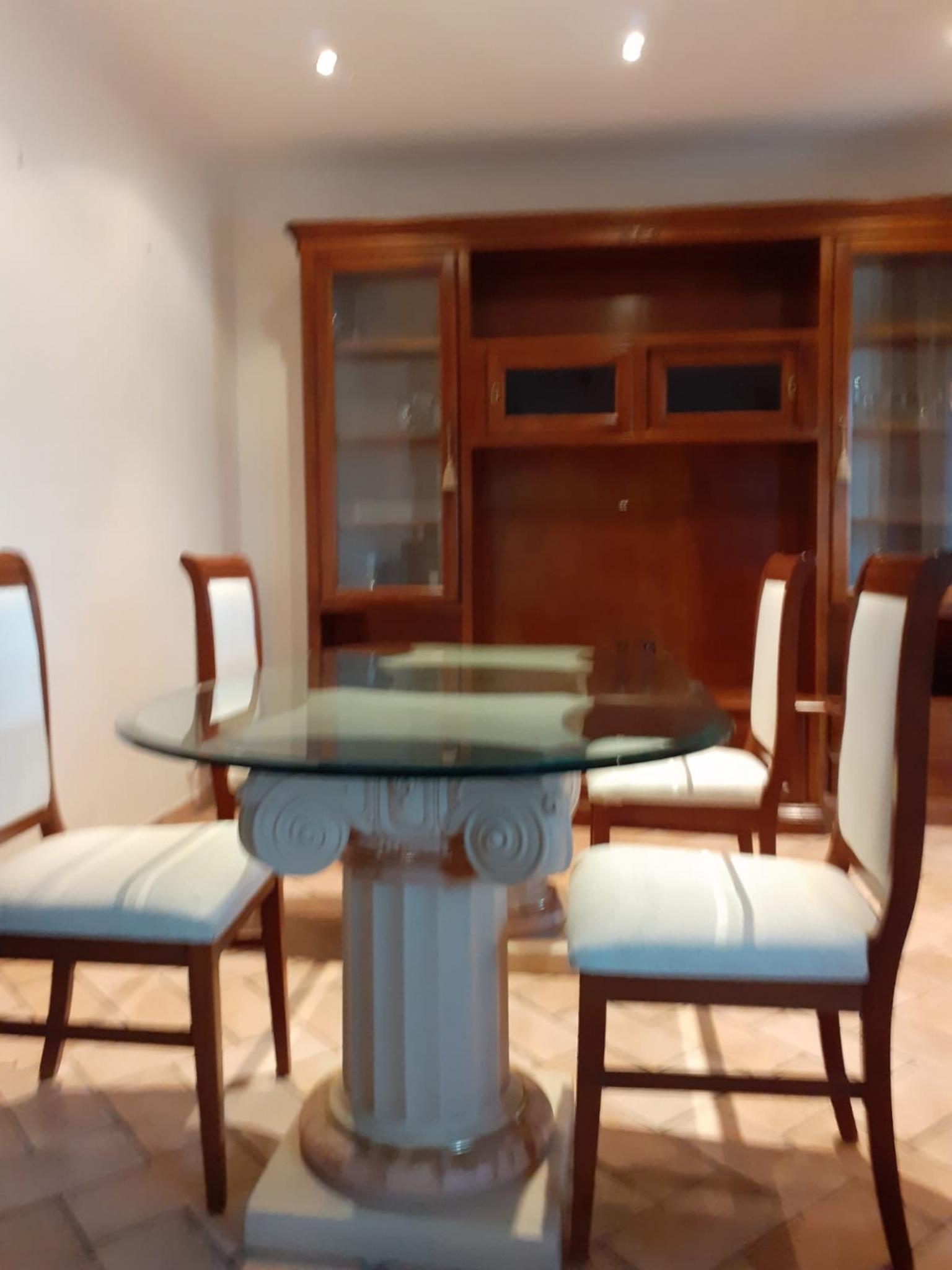 tavolo in cristallo e colonne con sedie in 00122 Roma for €200.00 for