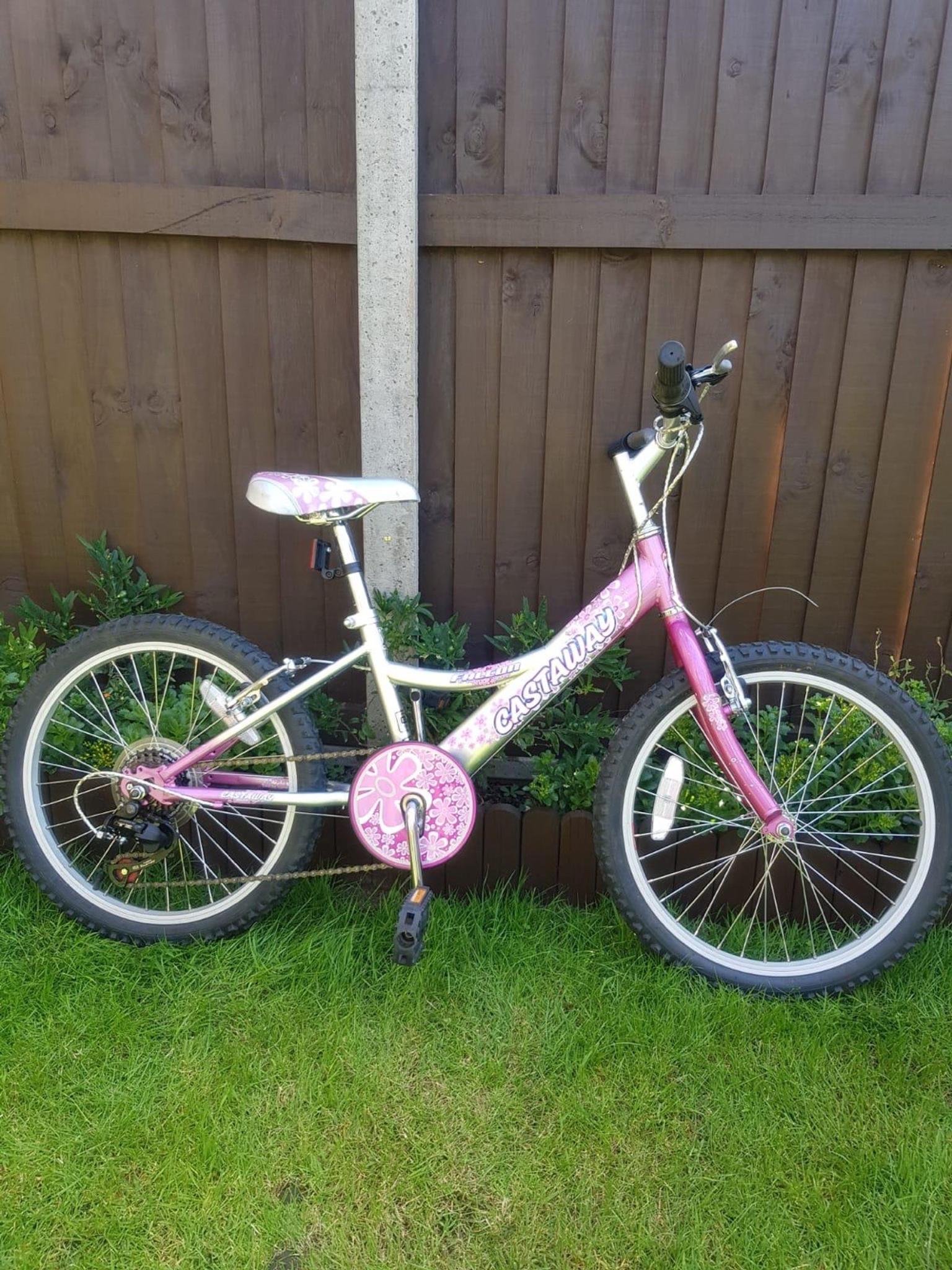 Falcon Castaway Pink & Silver Bike in DA15 Bexley for £65.00 for sale