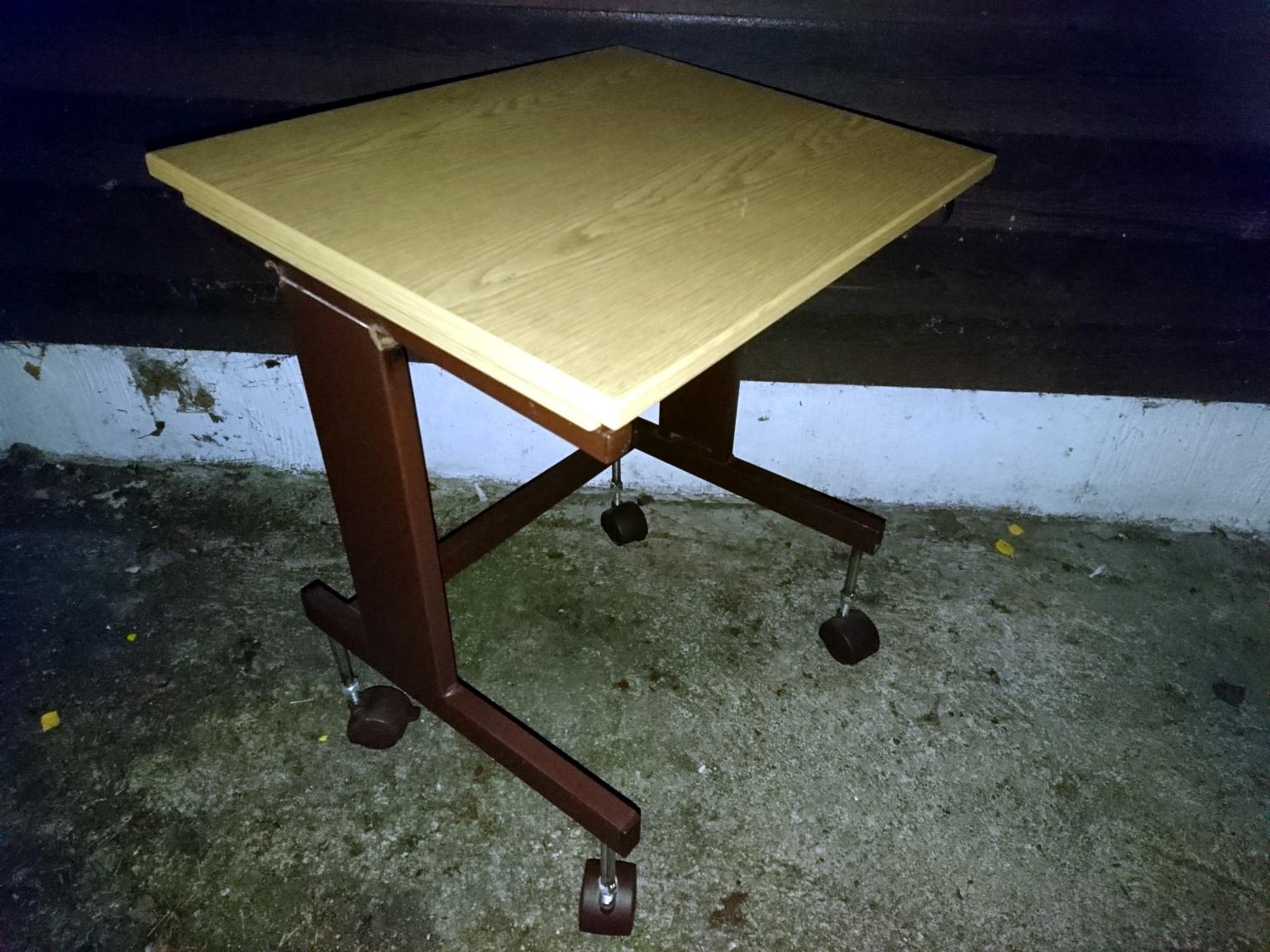 Datorbord Med Utdragsskiva Litet datorbord SIS 80tal lutad utdragsskiva in Koppartorp for SEK 40.