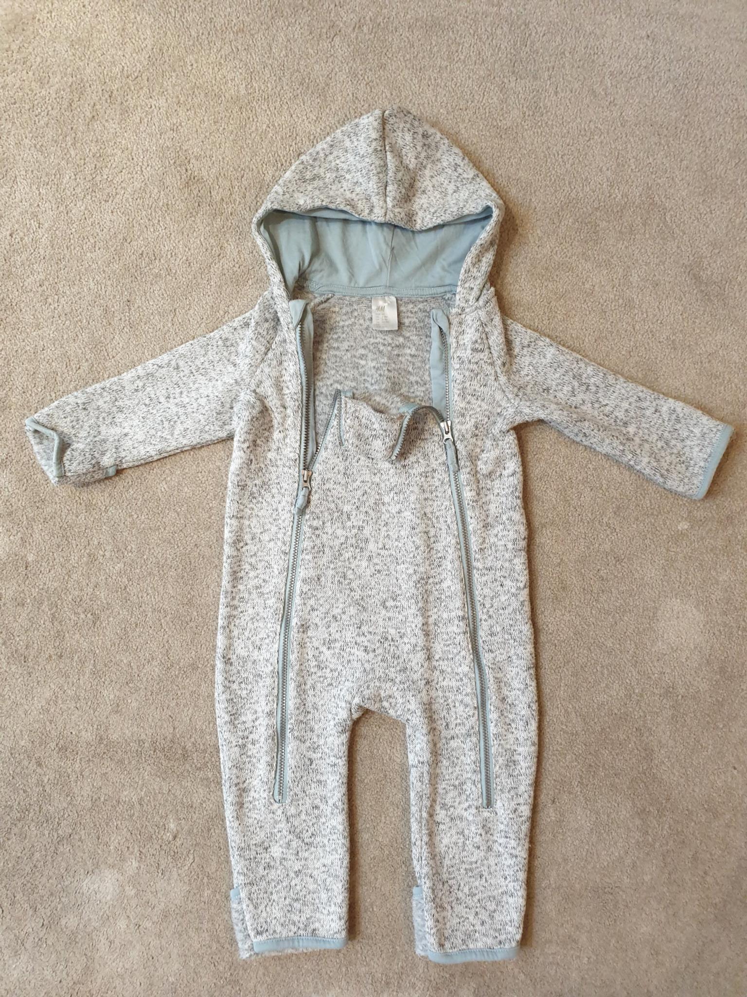 Baby bundle H&M bodysuits/tops/ all in one in EN11 Broxbourne for £5.00 for sale Shpock