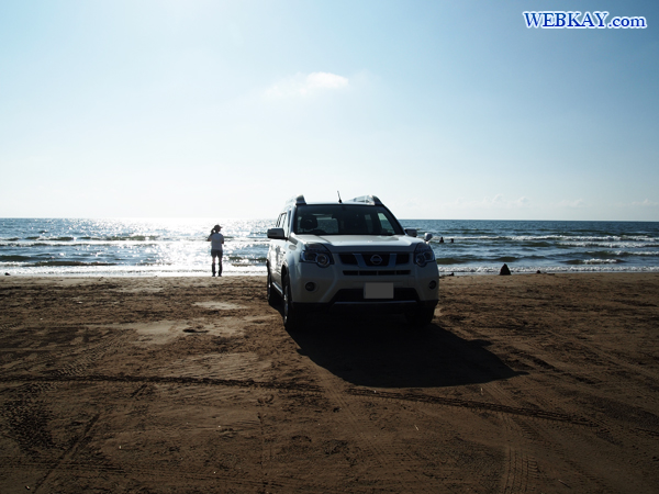 北陸のなぎさドライブウェイ、砂浜の上を車で走る WEB KAY