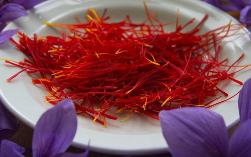 7 Benefits of drinking saffron water on an empty stomach