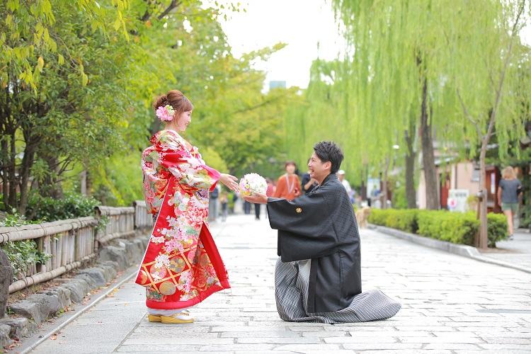 可愛い系から面白い系まで、結婚式前撮りポーズ12選♡思い出に残る写真を残そう Wedding Tips｜ウェディングのプロが届ける結婚