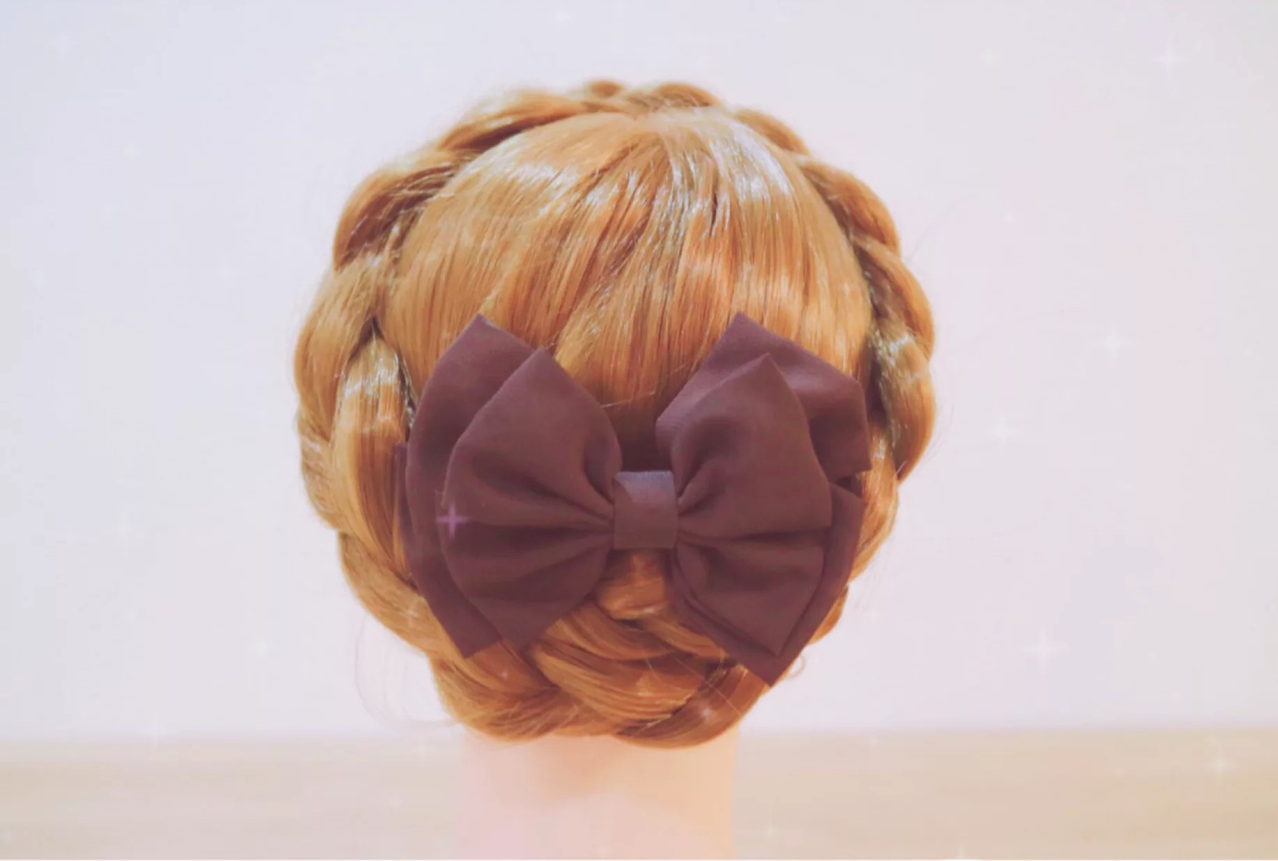 お花×ヘアアレンジでPhotogenicなスタイルになろう！【Hair】 簡単に可愛いく！編み込みヘアのやり方♡結婚式や二次会に合う髪型紹介♡ミディアム〜ロング編 | Wedding Tips｜ウェディングのプロが届ける結婚式のアドバイス