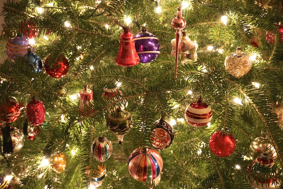 How To Decorate a Real Christmas Tree Weekend at the Cottage