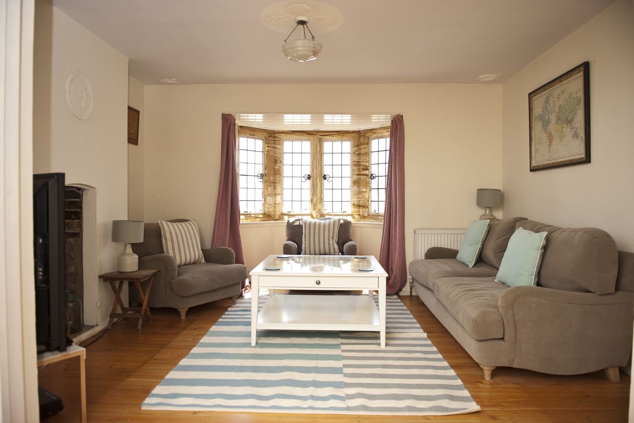 Stunning Seafront Holiday Cottage in Lyme Regis Sleeps 9