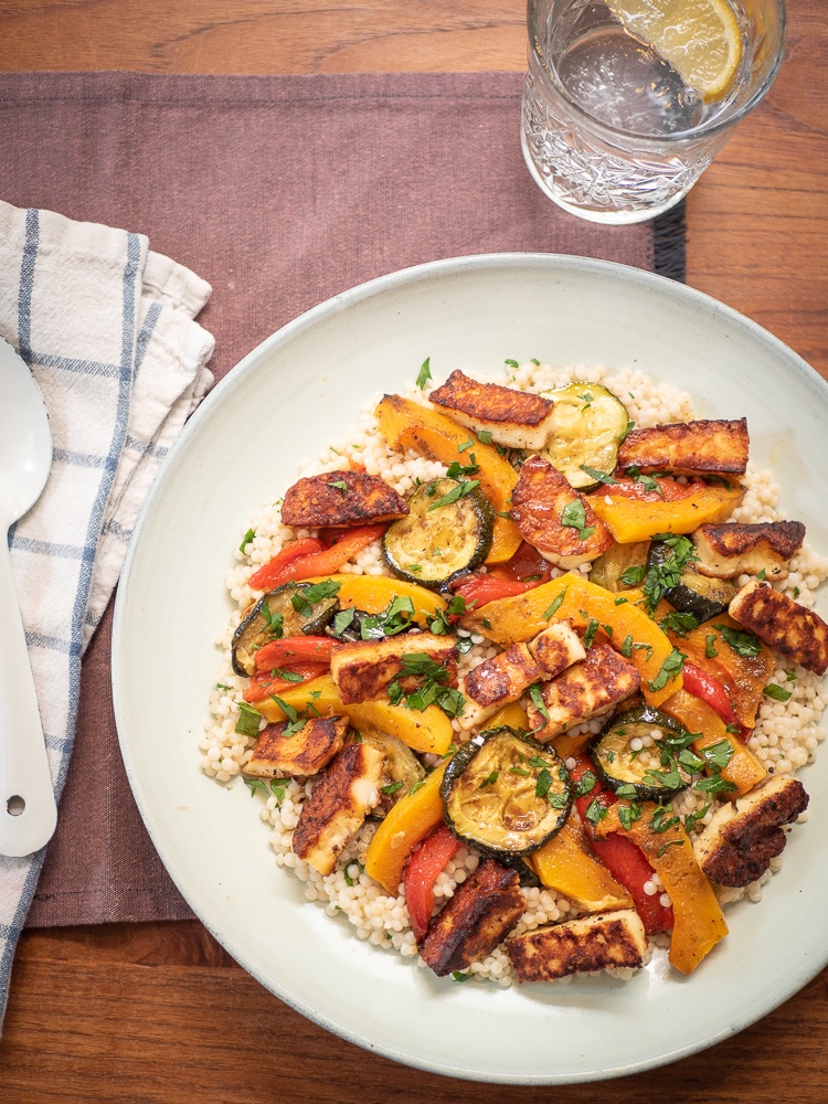 Parelcouscous met geroosterde groenten en halloumi Weekmenus.be