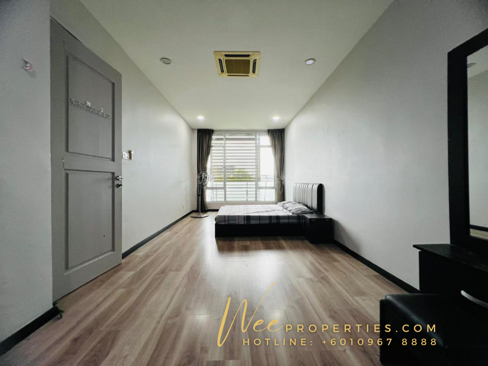 3 Bedrooms Greenwich Condominium Sunny Hill Wee properties