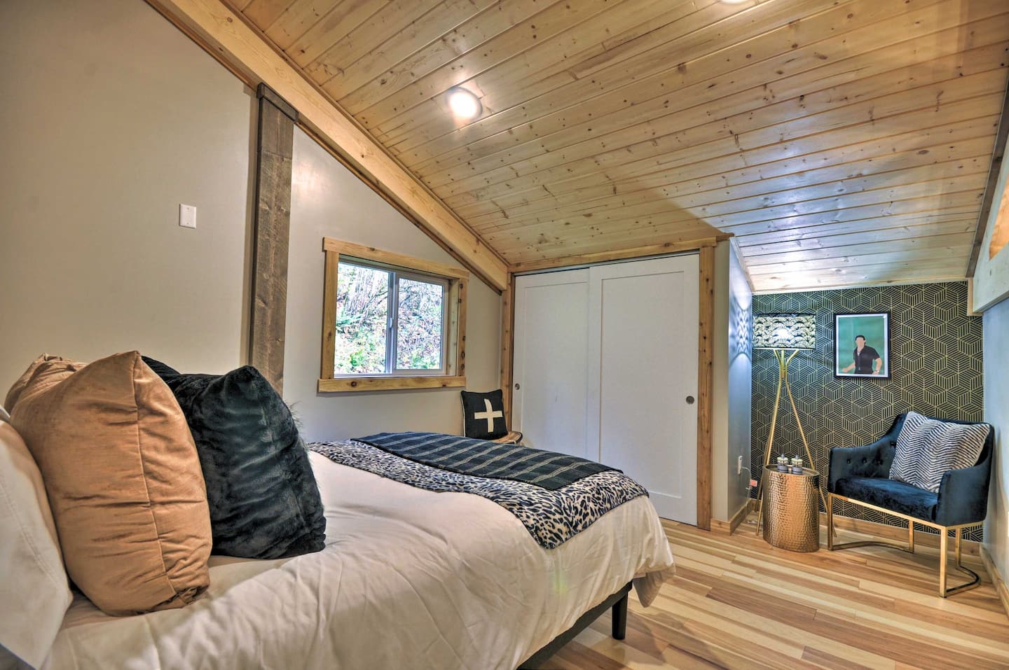 Rent a ‘Jurassic Park’ Airbnb With LifeSize Animatronic Dinosaurs