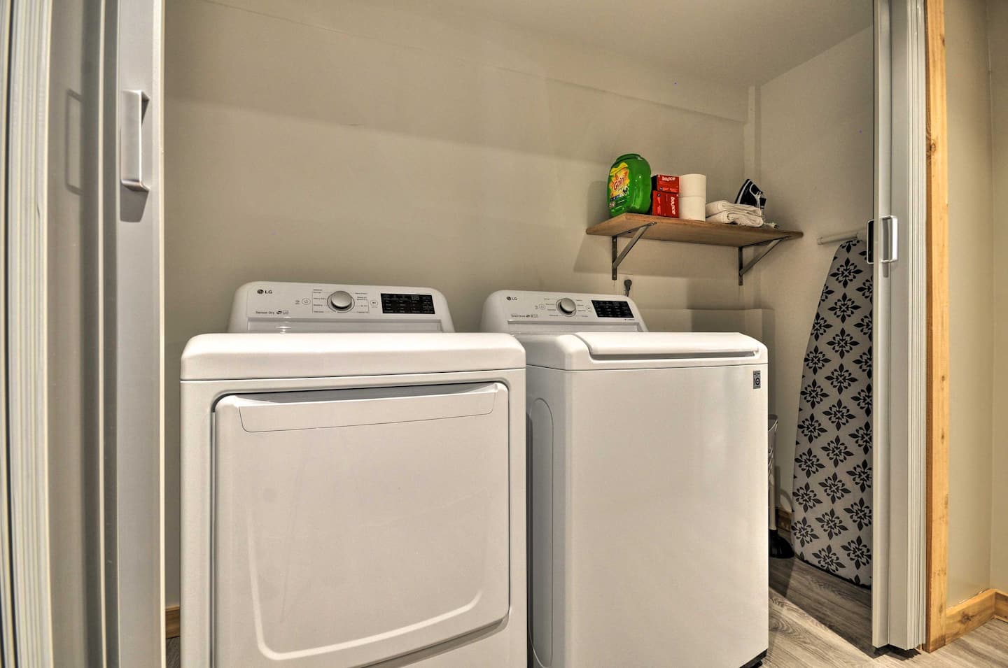 Rent a ‘Jurassic Park’ Airbnb With LifeSize Animatronic Dinosaurs