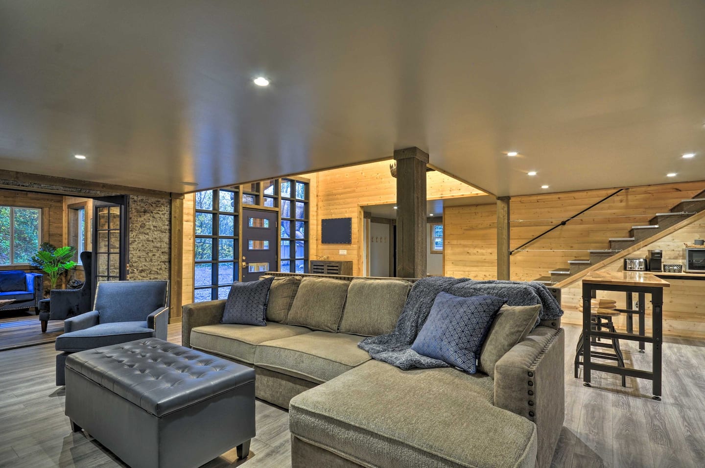 Rent a ‘Jurassic Park’ Airbnb With LifeSize Animatronic Dinosaurs