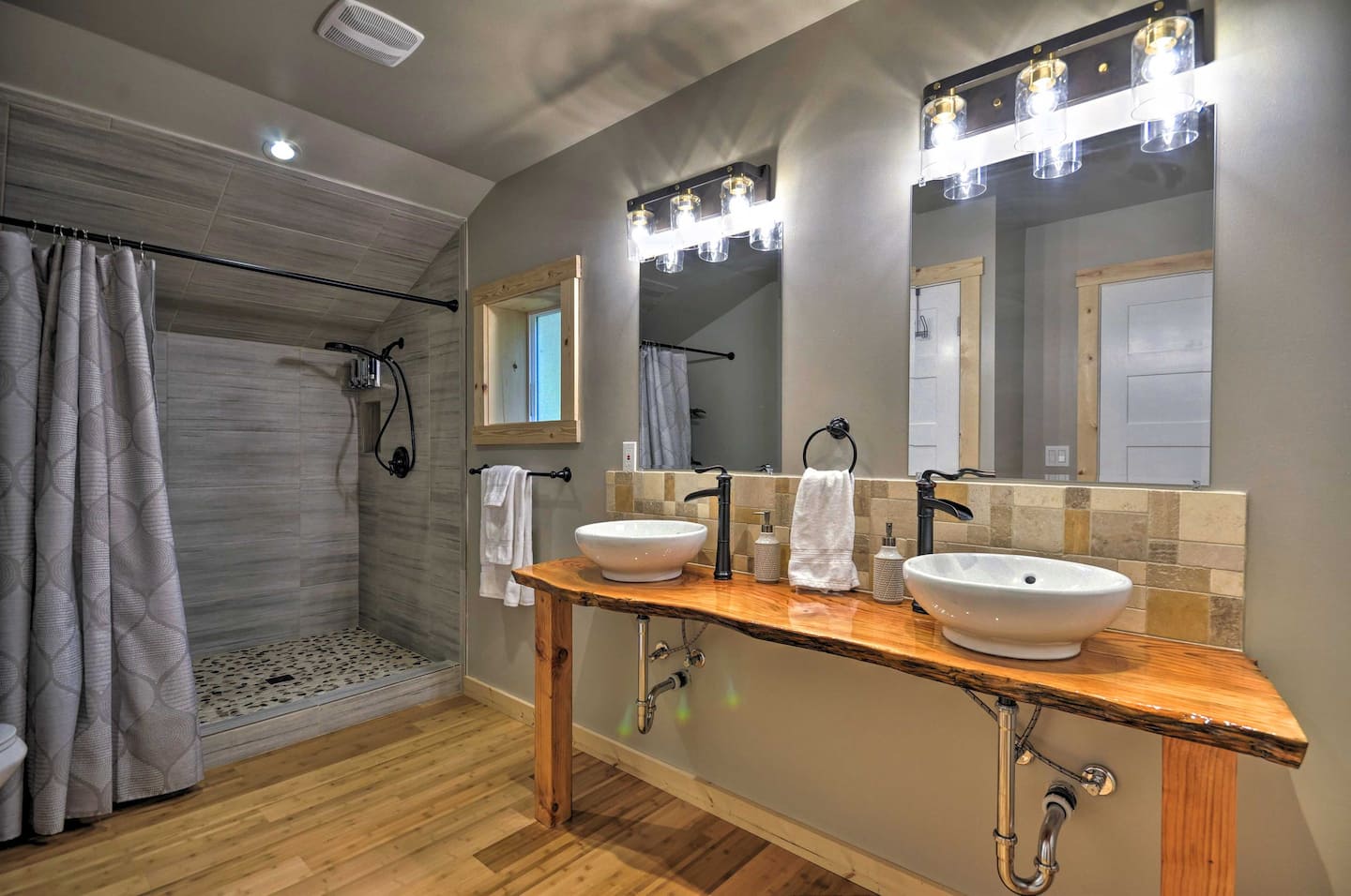 Rent a ‘Jurassic Park’ Airbnb With LifeSize Animatronic Dinosaurs