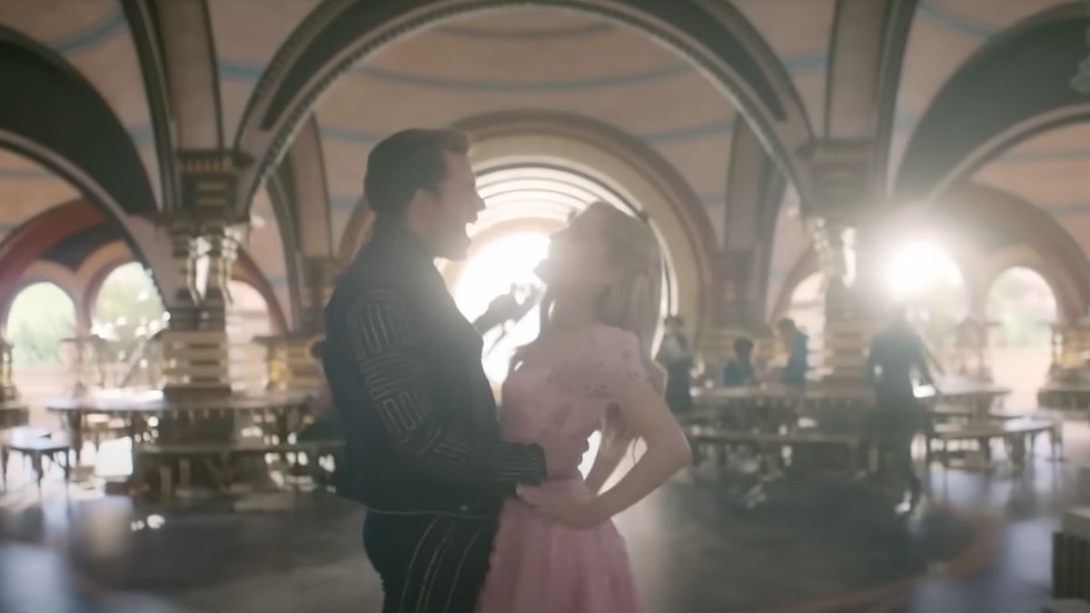 ‘Hurting my eyes’ New Ariana Grande and Jonathan Bailey ‘Wicked’ clip