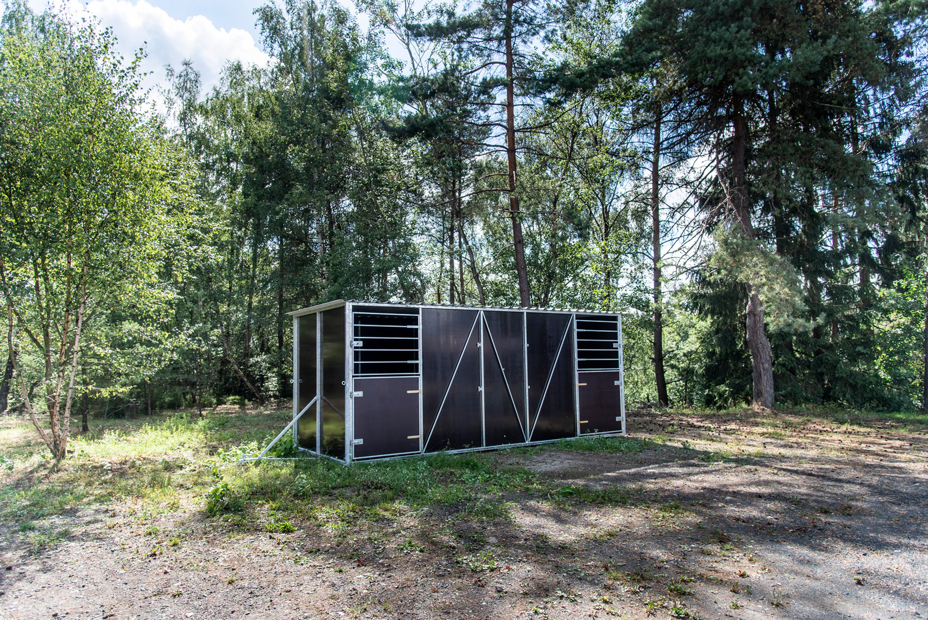 Fahrbarer Weideunterstand für Pferde. Weidehütte als Offenstallhaltung