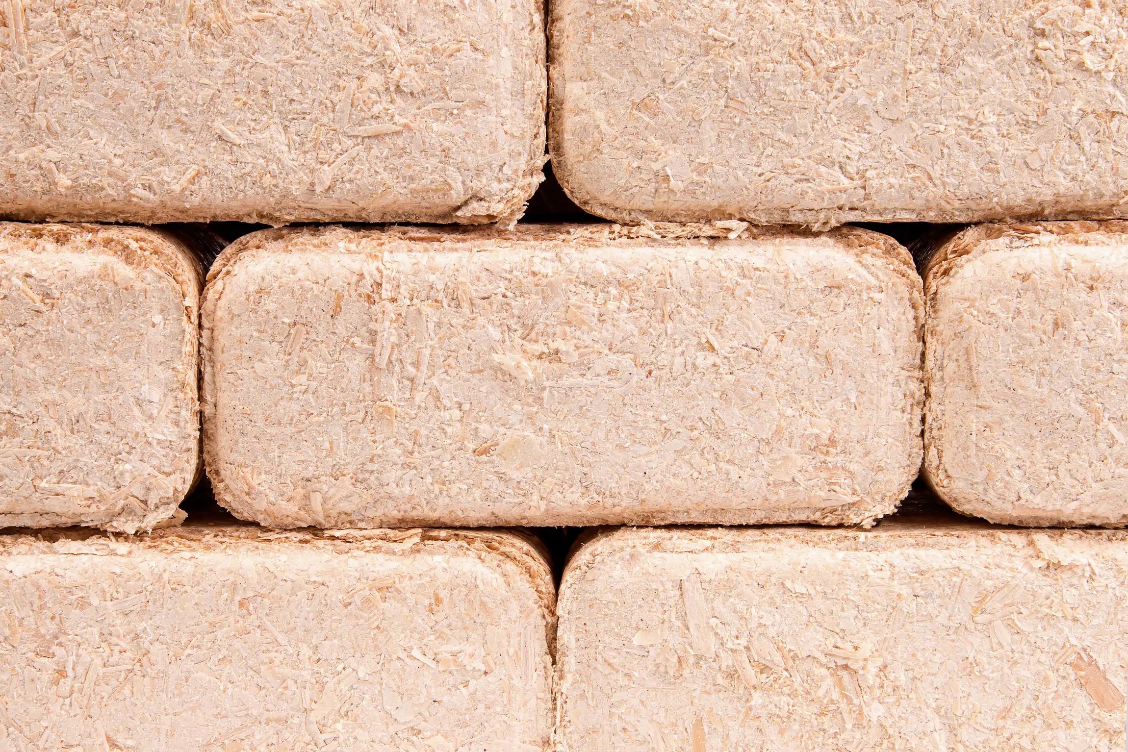 Wood briquettes from wood waste with WEIMA briquette presses