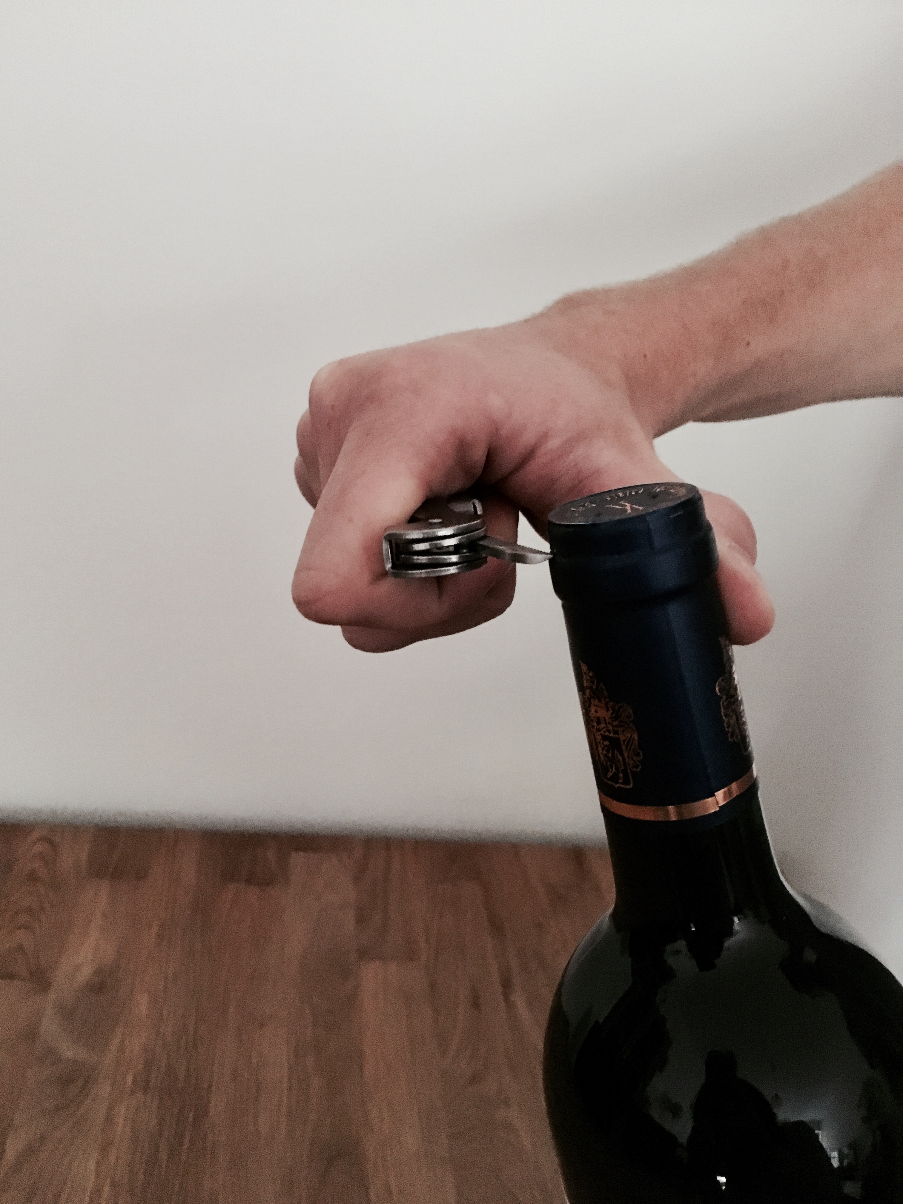 Weinflasche mit Korkenzieher öffnen » Weinkarte