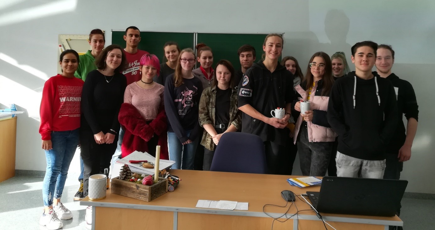 Zwei ehemalige Schüler erzählen von ihren Erfahrungen an der FOS weiß