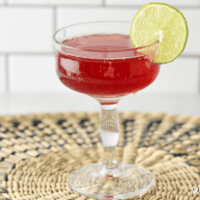 cóctel sin alcohol de lima y hibisco