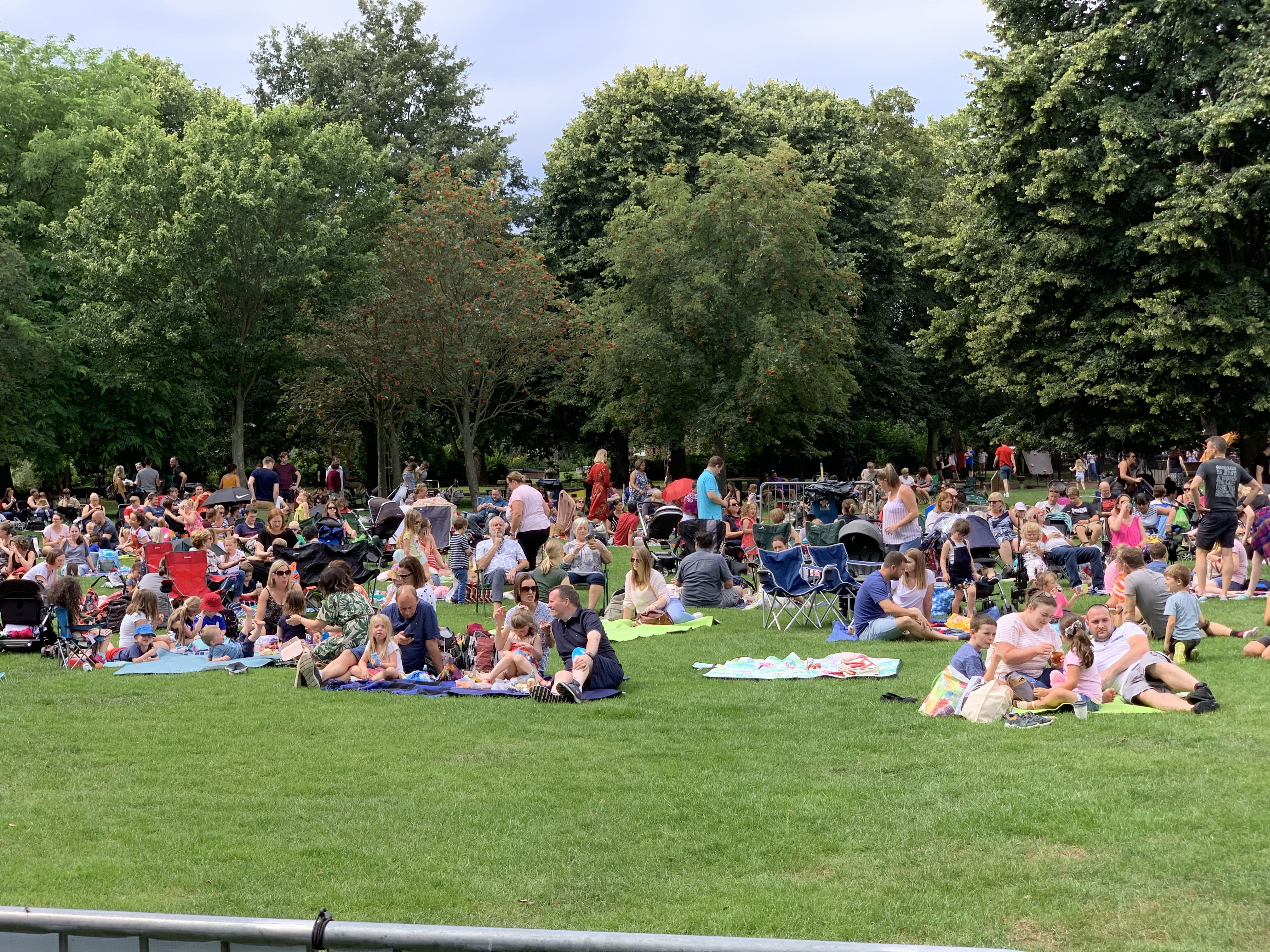 Pictures 1,000 people gather in Bridgford Park for first free outdoor