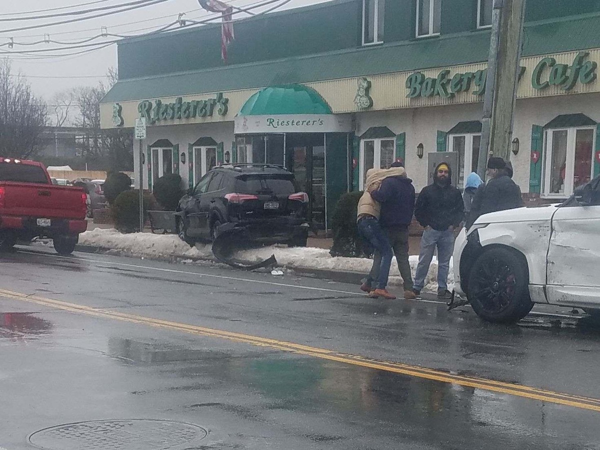 Police respond to 2car crash in front of Riesterer’s Bakery West