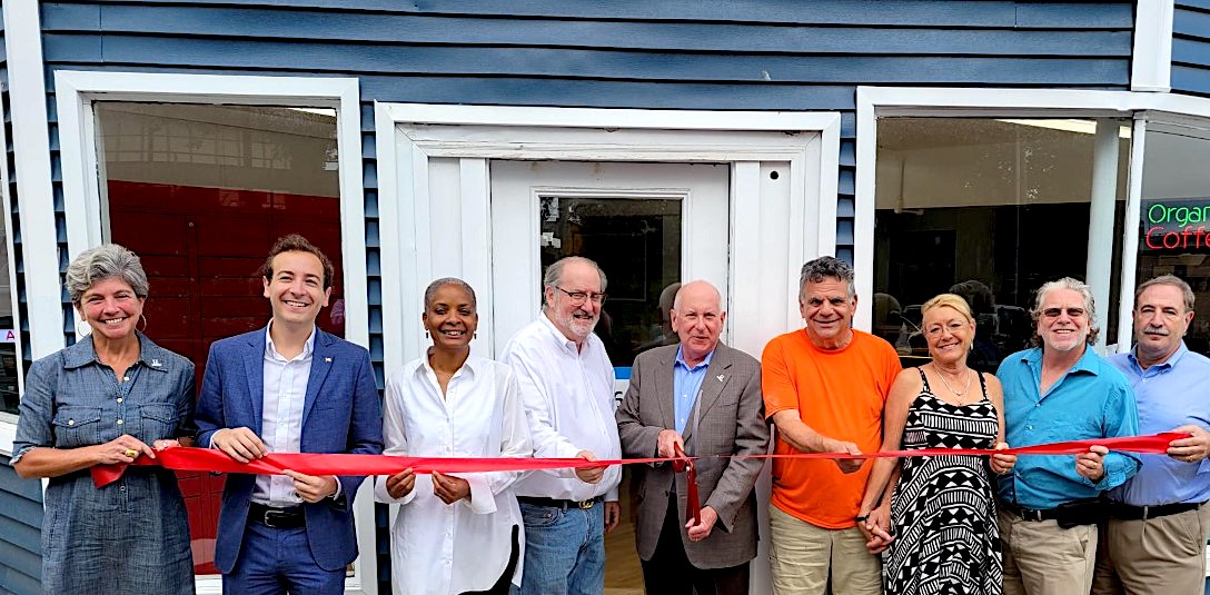 Steam Coffee Tea, Uncle Leo's Donuts Chug onto Railroad Place