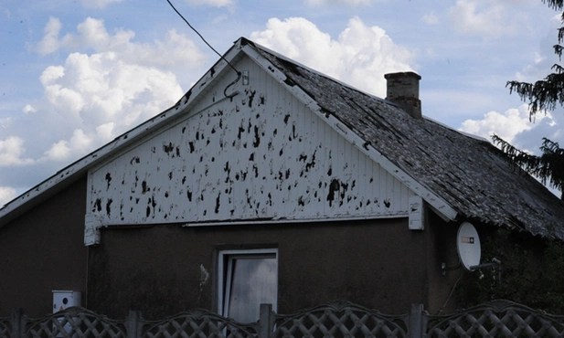 Domy jak po strzelaninie