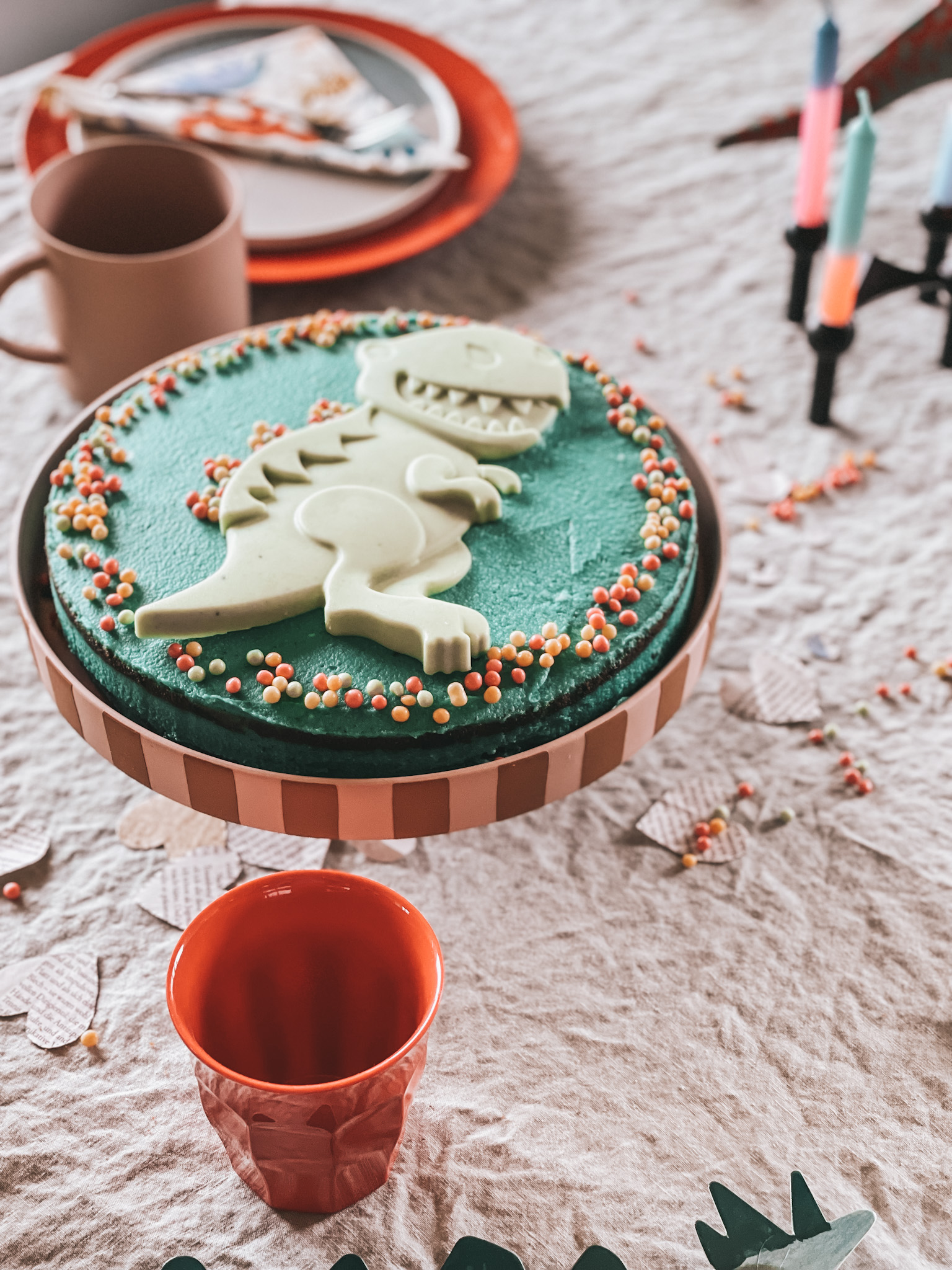 Happy 3. Geburtstag von DinoKuchen mit Brauseperlen & Partydeko