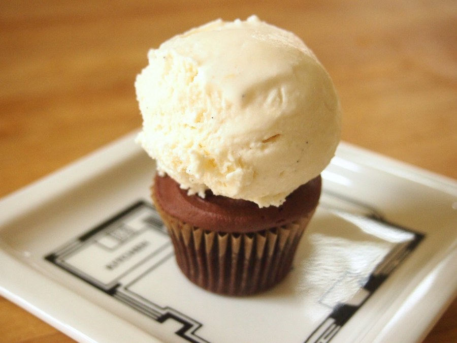 root beer cuppy cakes with very vanilla ice cream what i do