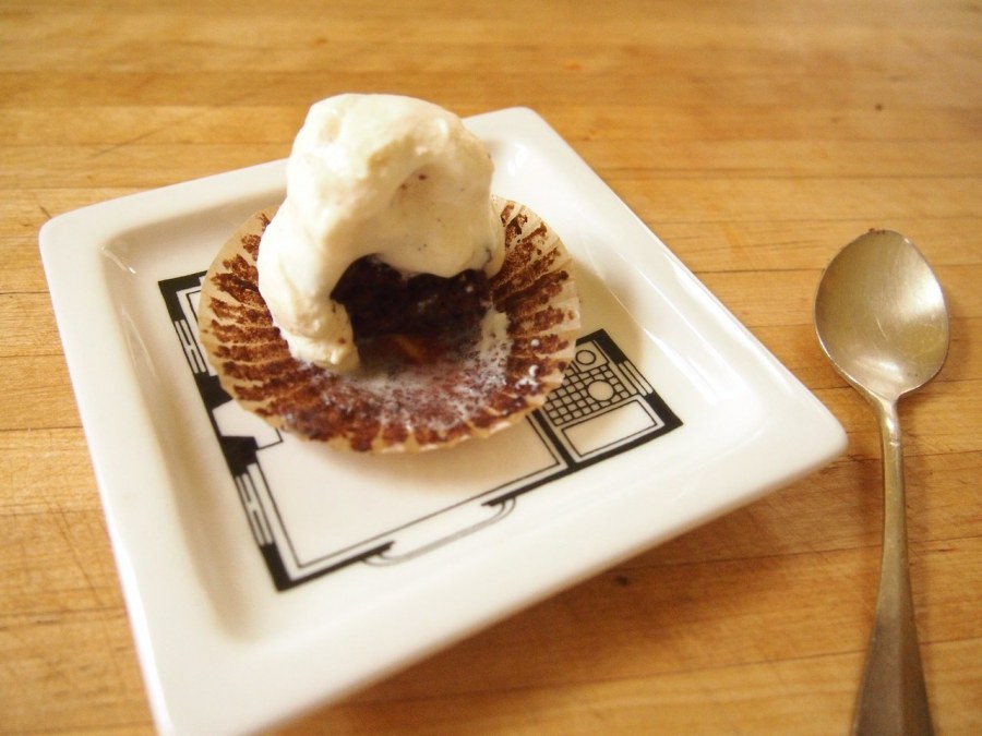 root beer cuppy cakes with very vanilla ice cream what i do