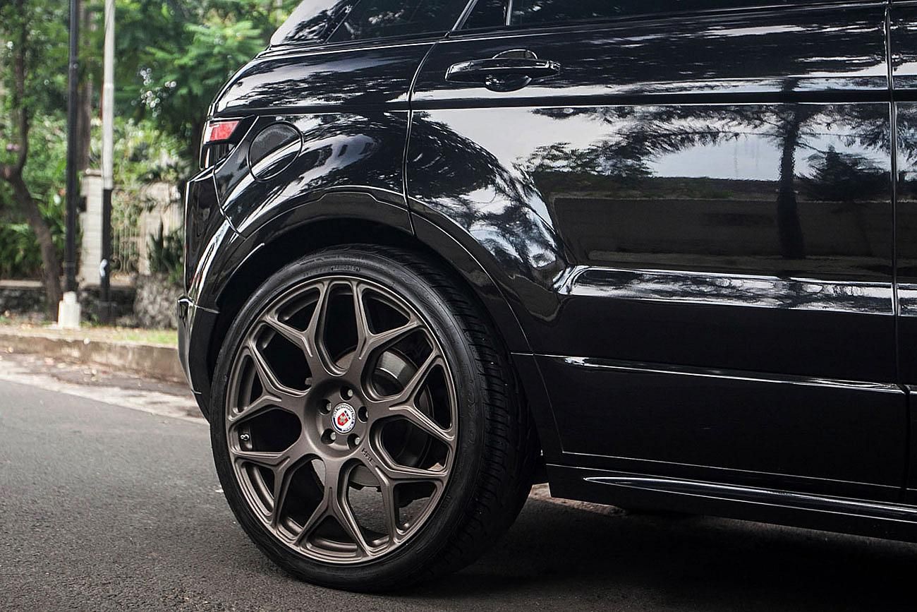 Range Rover Evoque Black HRE P90L Wheel Front