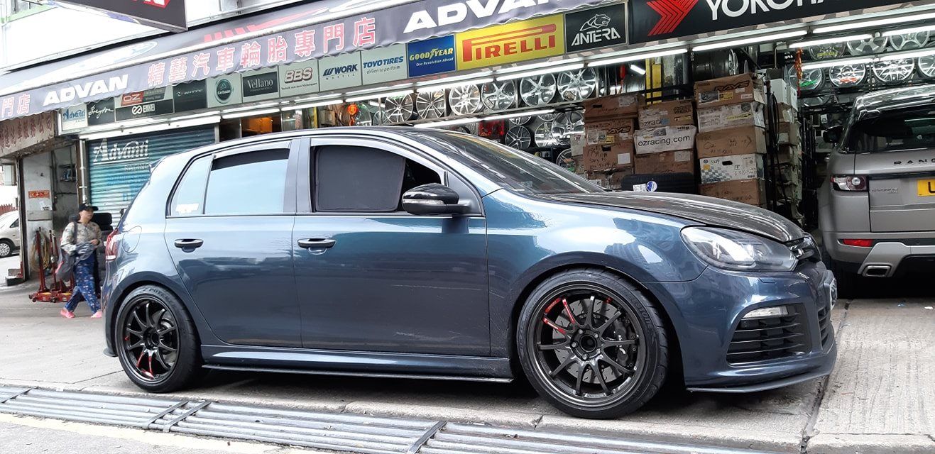 Volkswagen Golf R VI Blue Rays Volk CE28 Club Racer II Black Edition