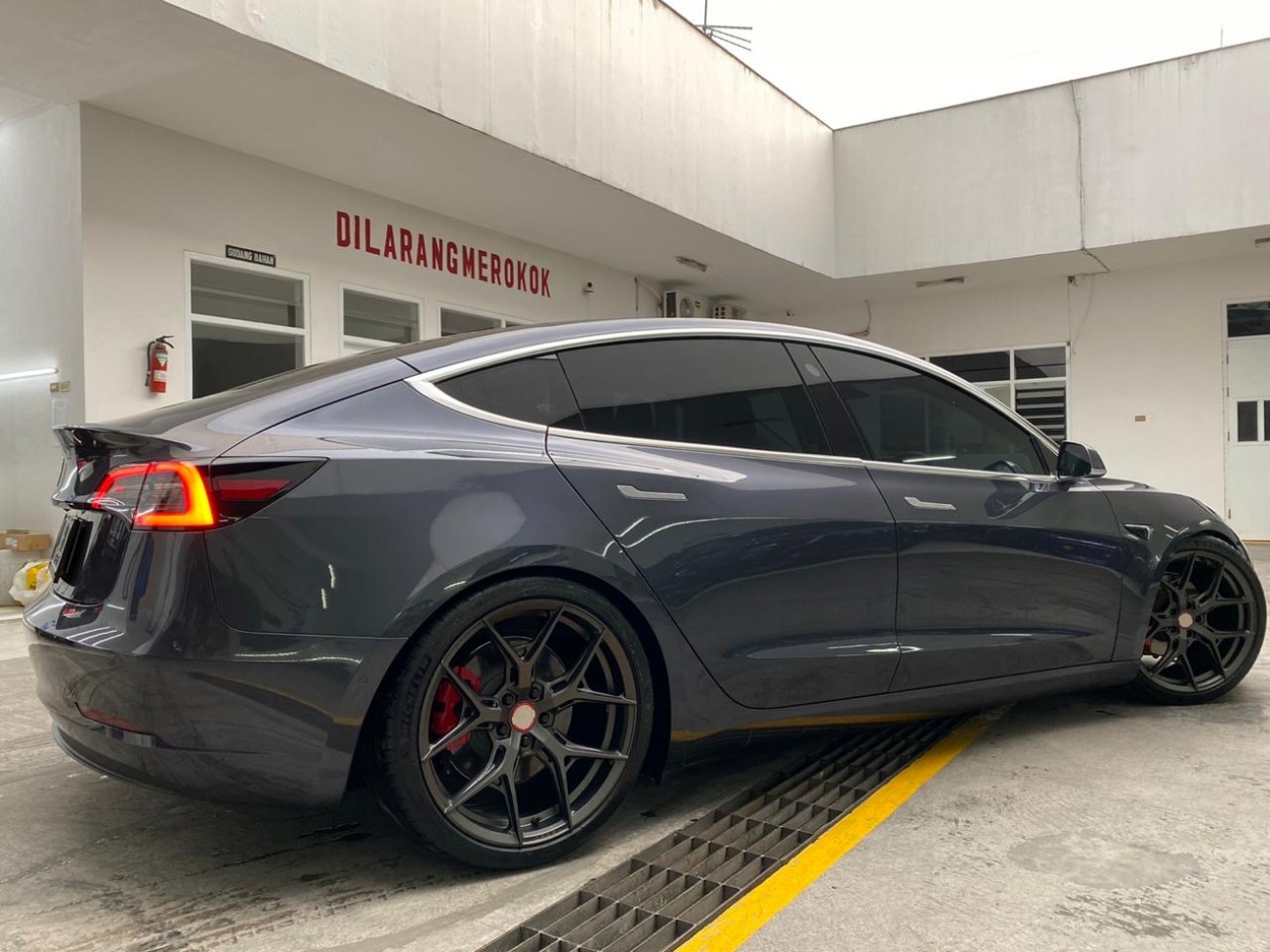 Tesla Model 3 Grey Vossen HF5 Wheel Front