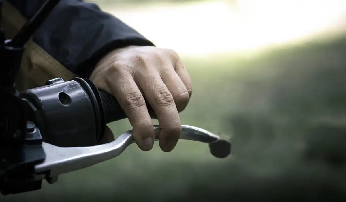 How To Downshift On A Motorcycle? 6 Easy Steps to Follow