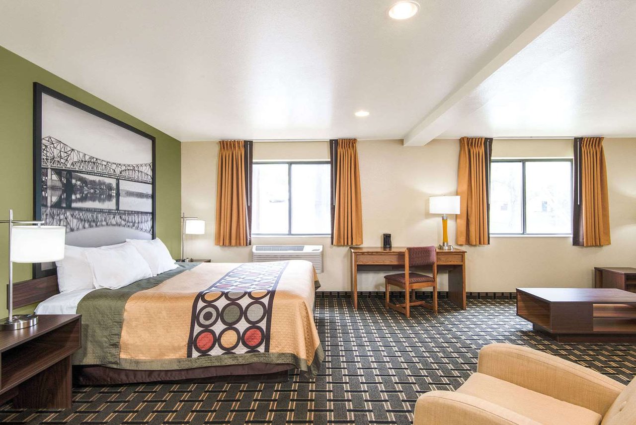 Super 8 by Wyndham Wheeling Lodging