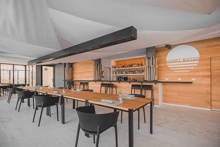 Dining and Unwinding at the New Radisson Blu Aruba