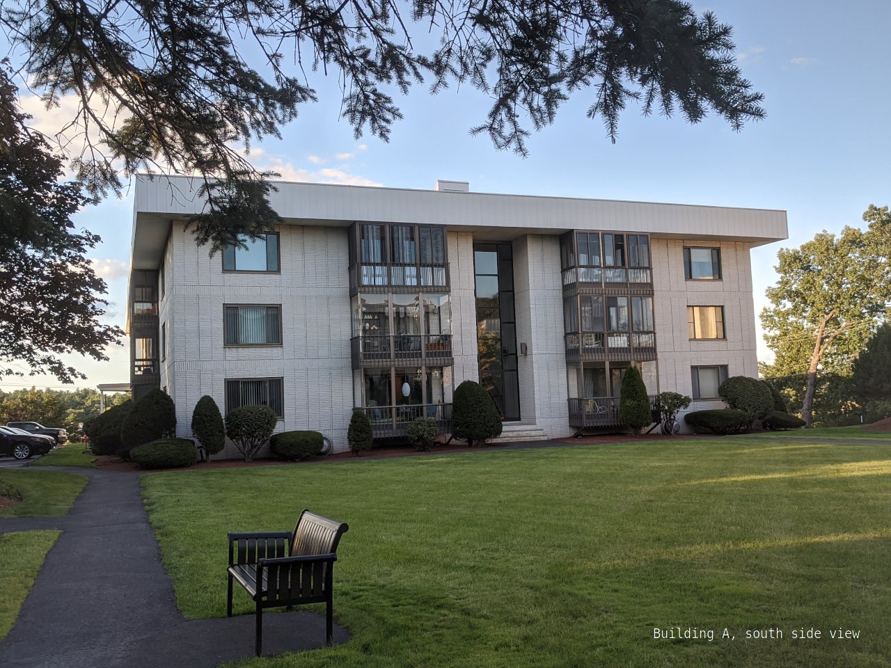 WHITEGATE Condominium