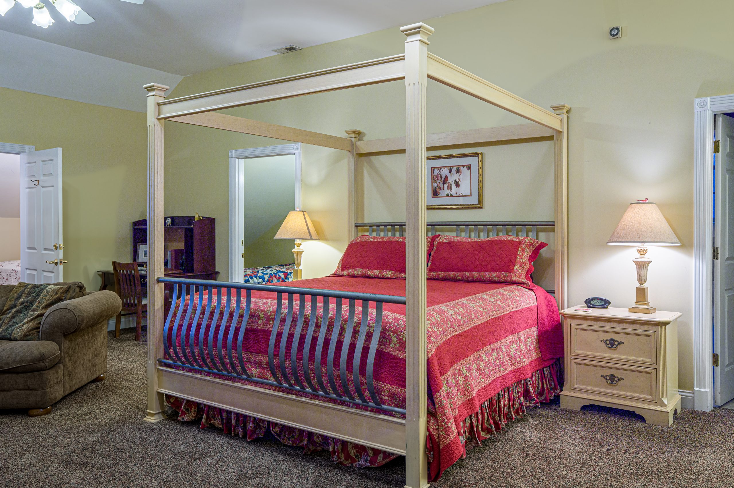 Cardinal Suite Whitestone Inn