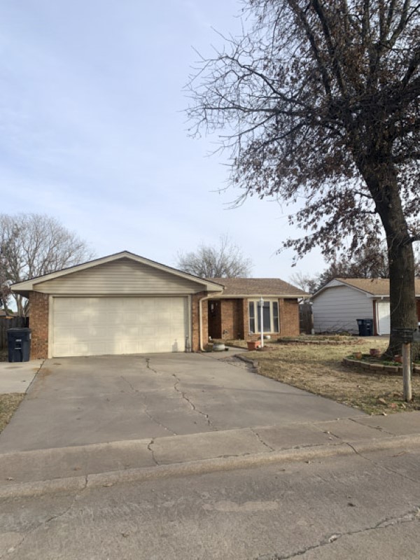 Nice Brick Home with Great Curb Appeal near Enid’s West Side Amenities