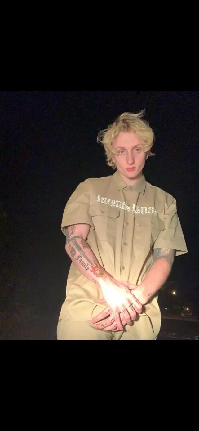 Finnegan Seeker Bell (Singer) Wiki, Biography, Family, Facts