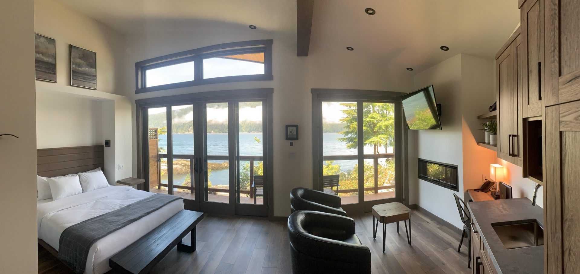 Viewpoint Studios with Private Hot Tub Wild Renfrew