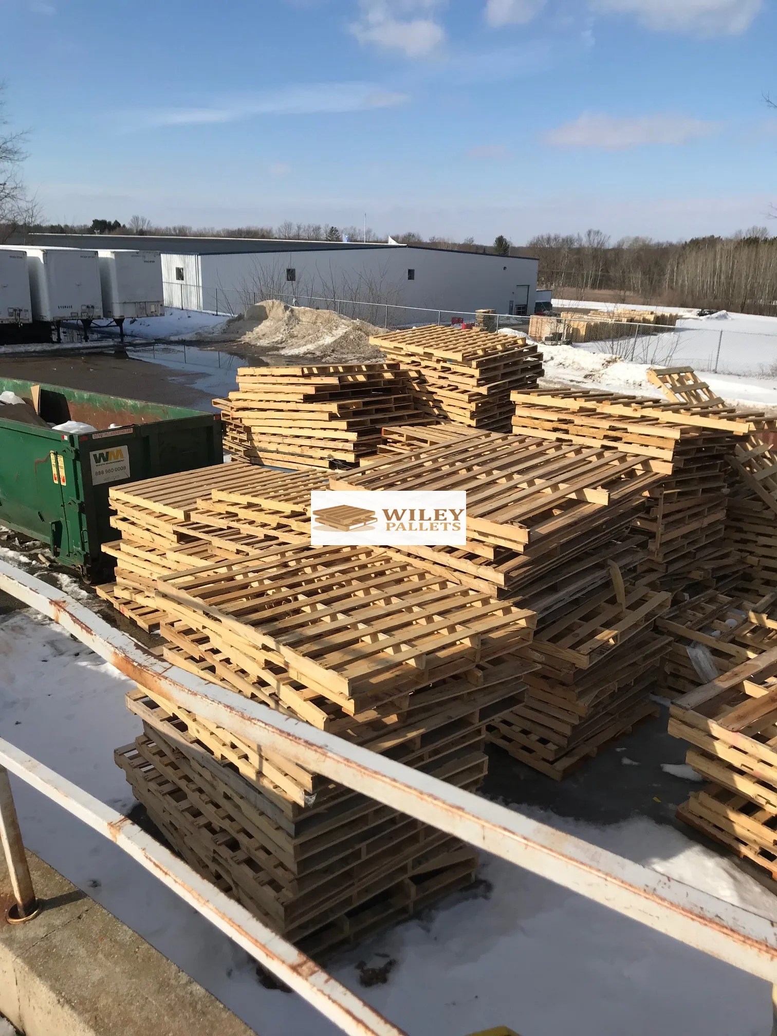 Mixed Load of Large 90x40 pallets Portage, WI Wiley Pallet