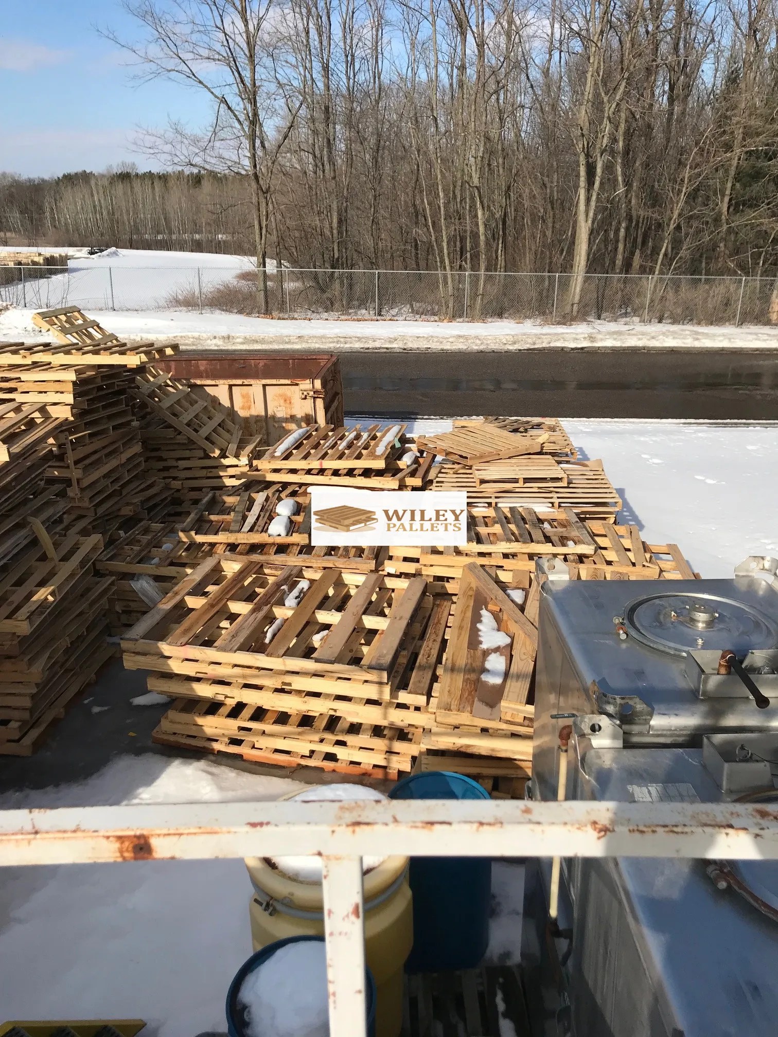 Mixed Load of Large 90x40 pallets Portage, WI Wiley Pallet