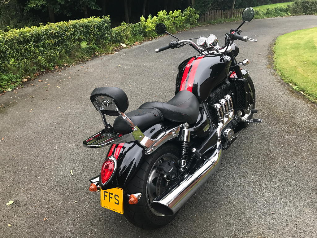 憧れの シーシーバー Triumph Rocket 111 3背もたれのSissy Barカバーのためのブラック イエロービニールの習慣