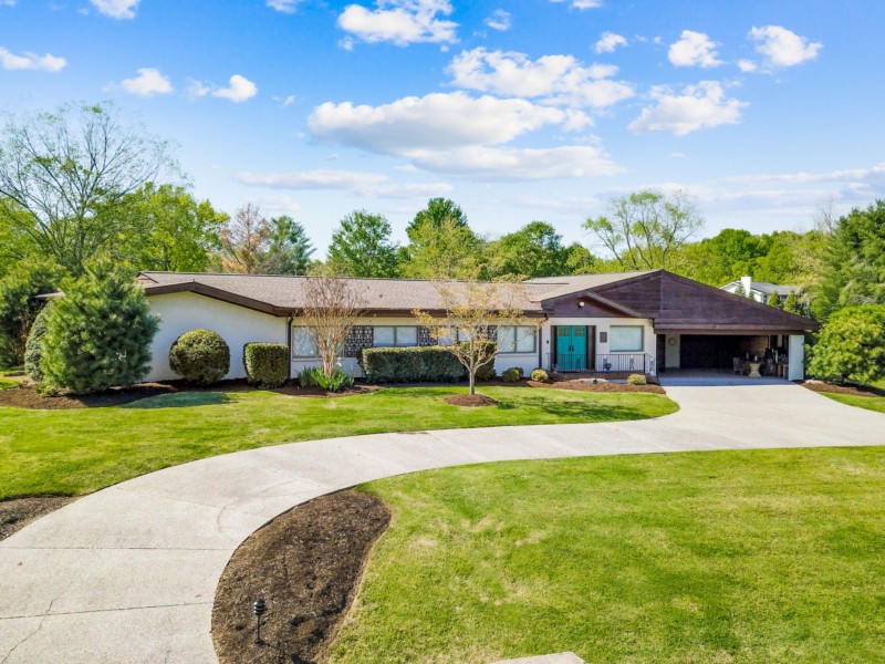 PHOTOS Inside the "Mama Cash Home" Williamson Source