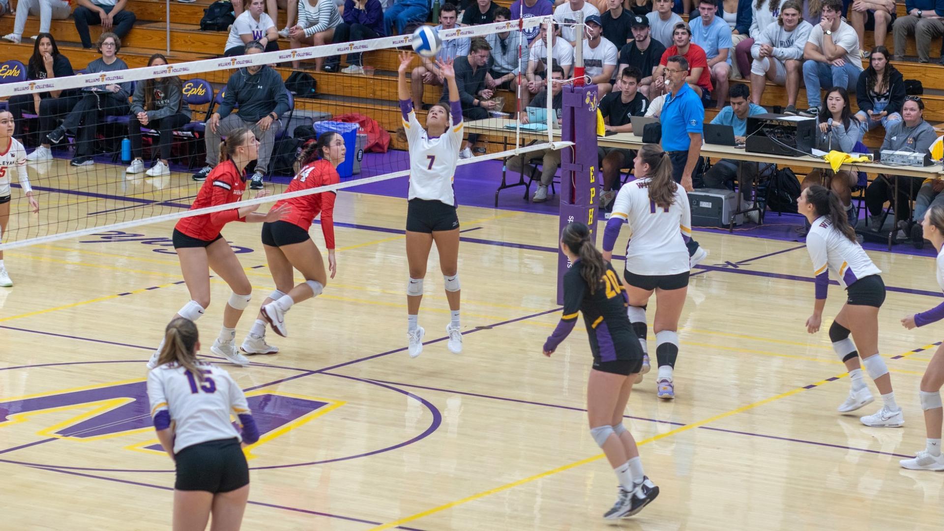 Volleyball defeats Endicott College to break threegame loss streak